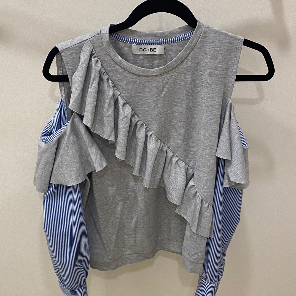 DO+BE Gray Ruffle Cold Shoulder Blouse Blue Plaid Sleeves Size Small